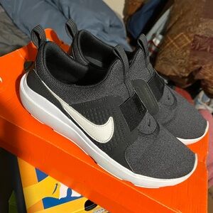 Women's Nike size 7.5 Ad Comfort black/white slip on sneakers